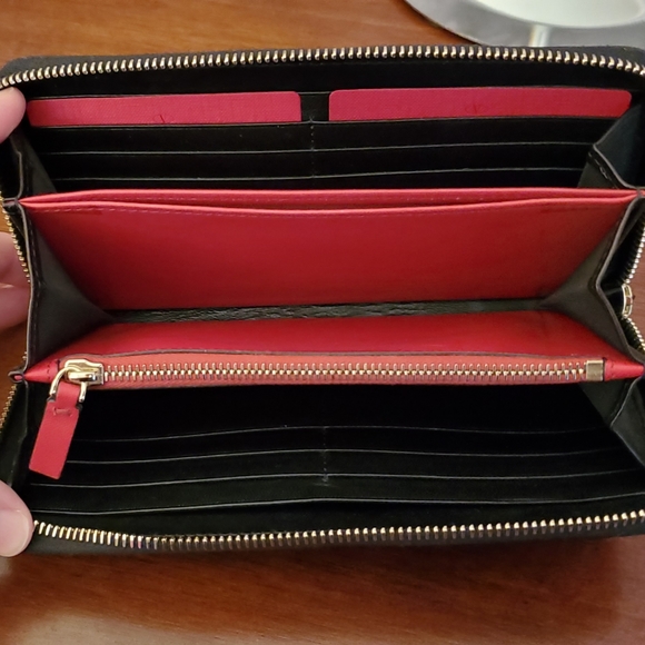 Valentino Garavani Bucket Bag with Rockstud Wallet - Picture 11 of 16